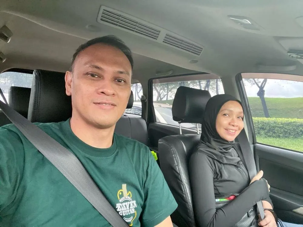 istri gitaris tanpa makeup © 2021 Instagram