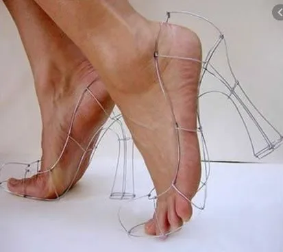 sepatu  model unik Berbagai sumber