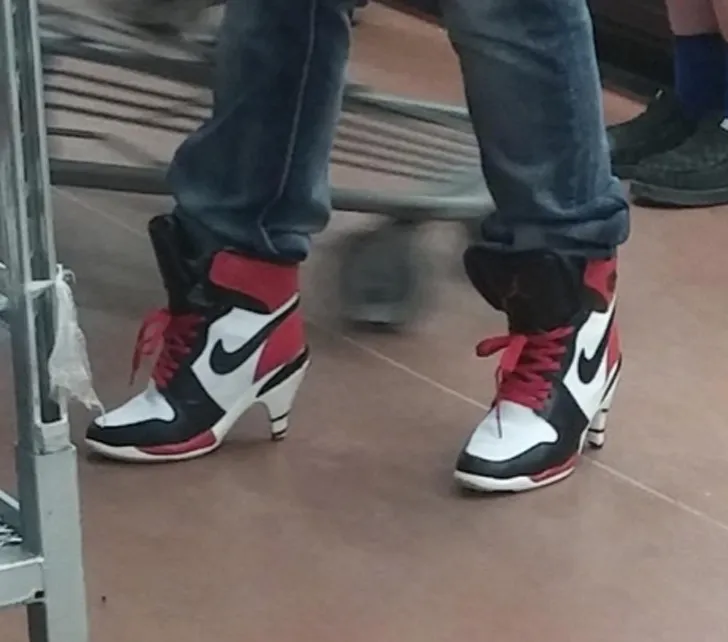 sepatu  model unik Berbagai sumber