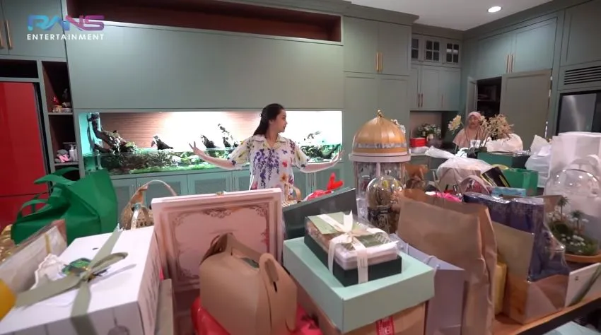 Nagita Slavina buka hamper © 2021 brilio.net Nagita Slavina buka hamper © 2021 brilio.net