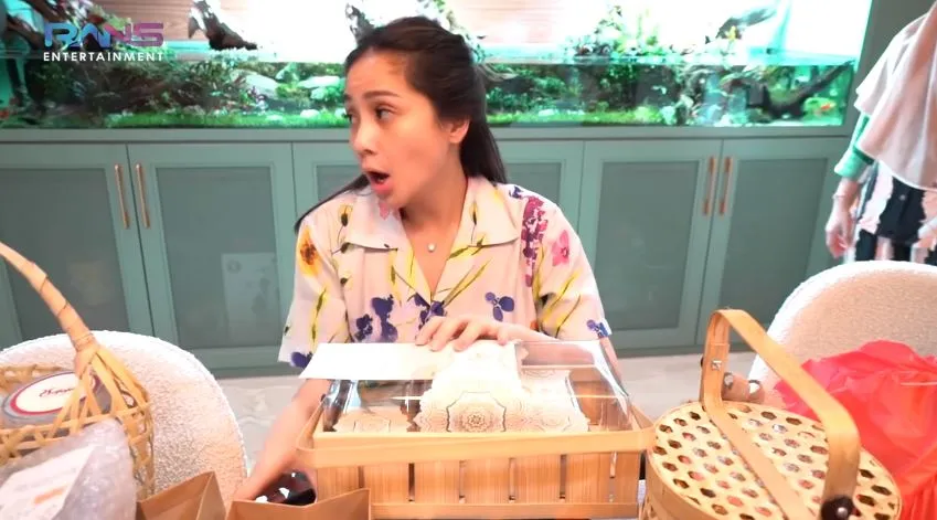 Nagita Slavina buka hamper © 2021 brilio.net Nagita Slavina buka hamper © 2021 brilio.net