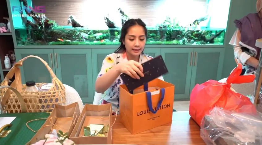 Nagita Slavina buka hamper © 2021 brilio.net Nagita Slavina buka hamper © 2021 brilio.net