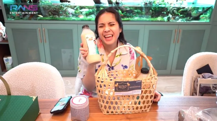 Nagita Slavina buka hamper © 2021 brilio.net Nagita Slavina buka hamper © 2021 brilio.net