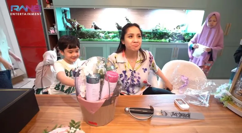 Nagita Slavina buka hamper © 2021 brilio.net Nagita Slavina buka hamper © 2021 brilio.net