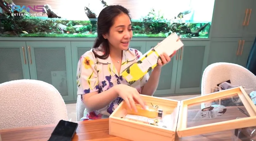 Nagita Slavina buka hamper © 2021 brilio.net Nagita Slavina buka hamper © 2021 brilio.net