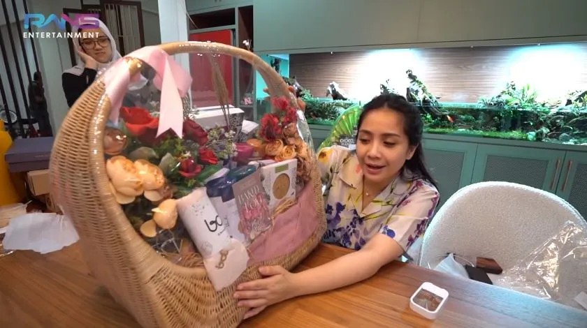 Nagita Slavina buka hamper © 2021 brilio.net Nagita Slavina buka hamper © 2021 brilio.net