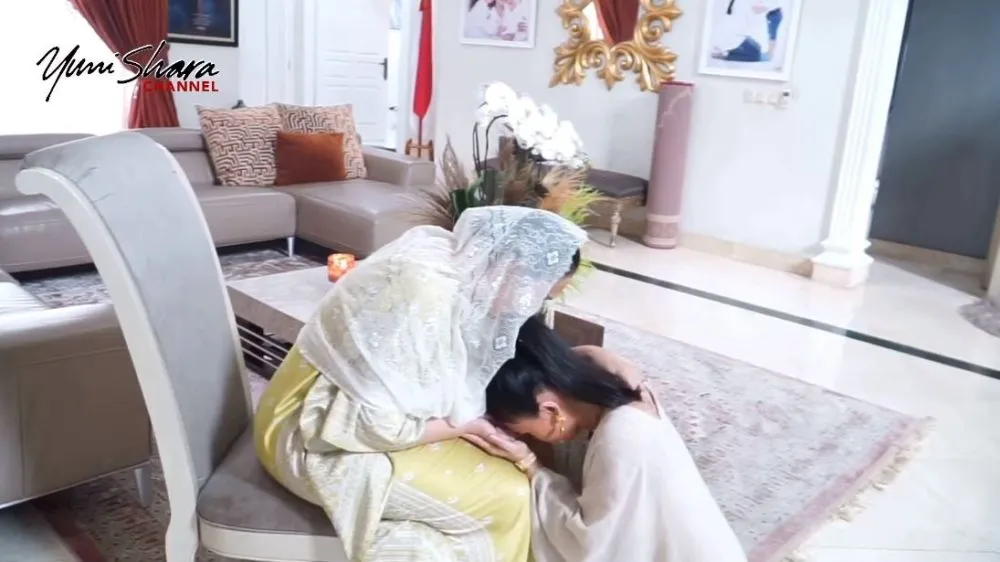 Lebaran Krisdayanti dan Yuni Shara © YouTube Lebaran Krisdayanti dan Yuni Shara © YouTube