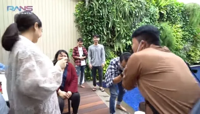 Dimas Ahmad bagi-bagi THR © 2021 brilio.net Dimas Ahmad bagi-bagi THR © 2021 brilio.net