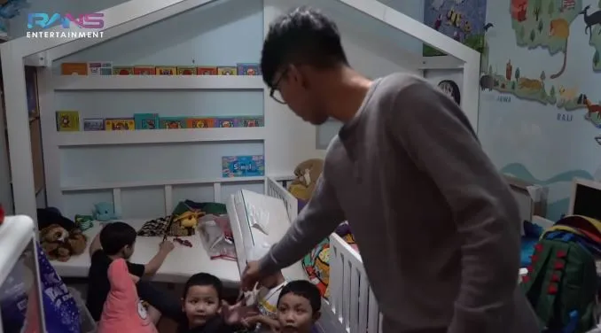 Dimas Ahmad bagi-bagi THR © 2021 brilio.net Dimas Ahmad bagi-bagi THR © 2021 brilio.net