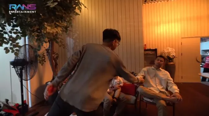 Dimas Ahmad bagi-bagi THR © 2021 brilio.net Dimas Ahmad bagi-bagi THR © 2021 brilio.net