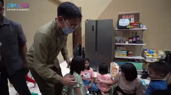 Dimas Ahmad bagi-bagi THR © 2021 brilio.net Dimas Ahmad bagi-bagi THR © 2021 brilio.net