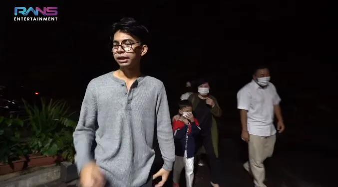 Dimas Ahmad bagi-bagi THR © 2021 brilio.net Dimas Ahmad bagi-bagi THR © 2021 brilio.net