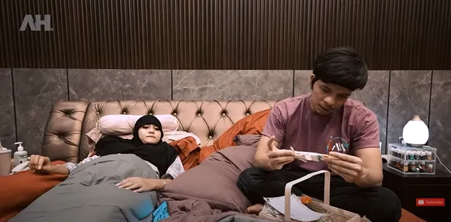 Atta-Aurel buka kado Lebaran © 2021 brilio.net