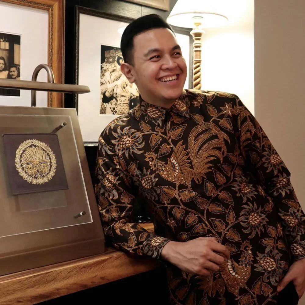 penyanyi pria kenakan batik © berbagai sumber penyanyi pria kenakan batik © berbagai sumber