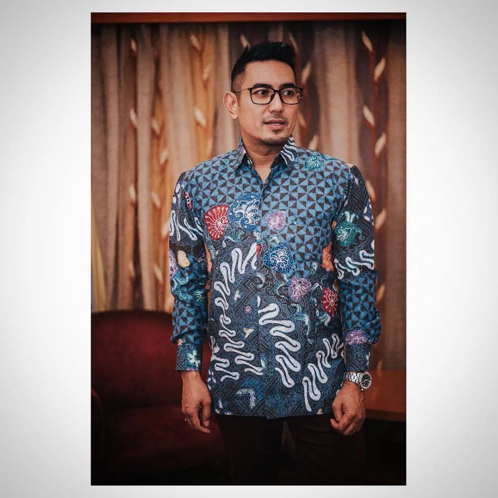 penyanyi pria kenakan batik © berbagai sumber penyanyi pria kenakan batik © berbagai sumber