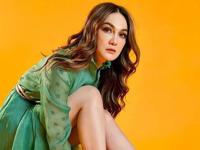 model rambut Luna Maya © Instagram/@lunamaya