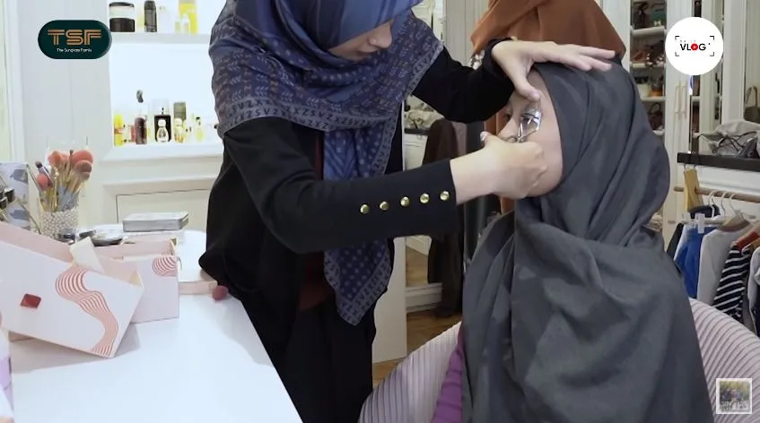 momen shireen dan zaskia sungkar make over art © YouTube momen shireen dan zaskia sungkar make over art © YouTube