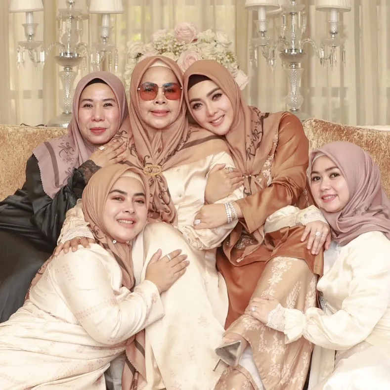 Syahrini berhijab terbaru © 2021 brilio.net