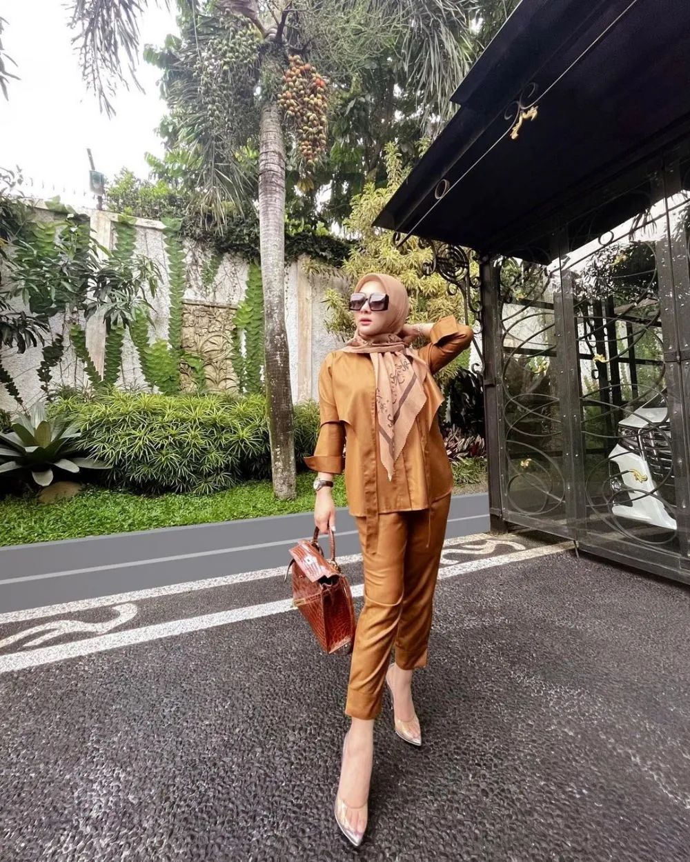 Syahrini berhijab terbaru © 2021 brilio.net