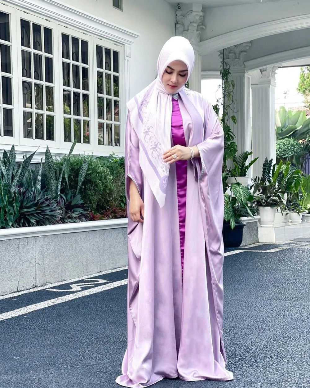 Syahrini berhijab terbaru © 2021 brilio.net
