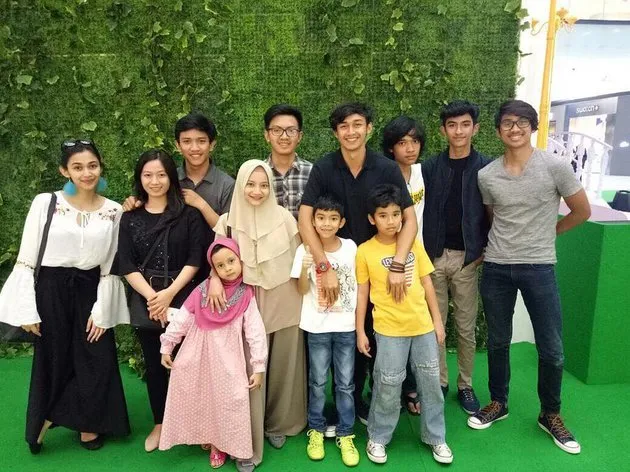 Caesar Hito dan keluarga muslim © 2021 brilio.net Instagram Caesar Hito dan keluarga muslim © 2021 brilio.net Instagram