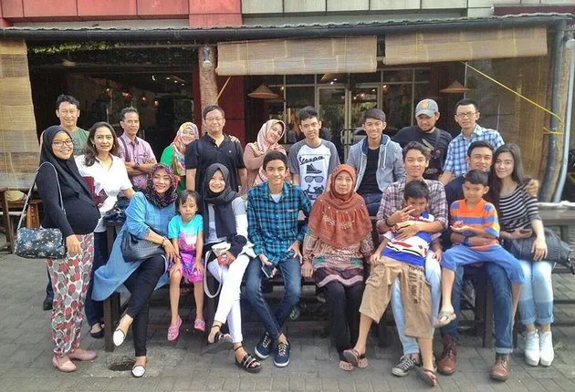 Caesar Hito dan keluarga muslim © 2021 brilio.net Instagram Caesar Hito dan keluarga muslim © 2021 brilio.net Instagram