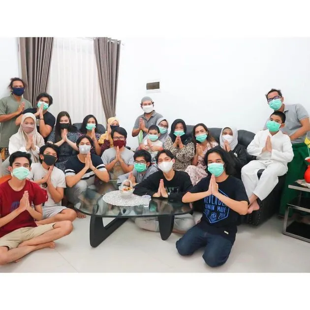 Caesar Hito dan keluarga muslim © 2021 brilio.net Instagram Caesar Hito dan keluarga muslim © 2021 brilio.net Instagram