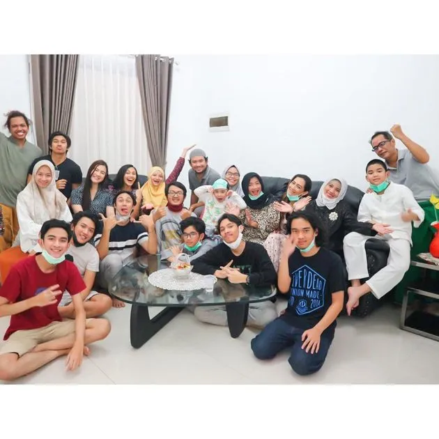 Caesar Hito dan keluarga muslim © 2021 brilio.net Instagram Caesar Hito dan keluarga muslim © 2021 brilio.net Instagram