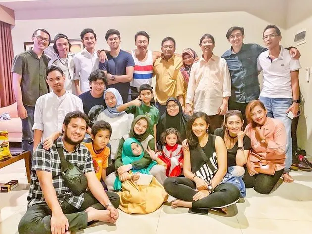 Caesar Hito dan keluarga muslim © 2021 brilio.net Instagram Caesar Hito dan keluarga muslim © 2021 brilio.net Instagram