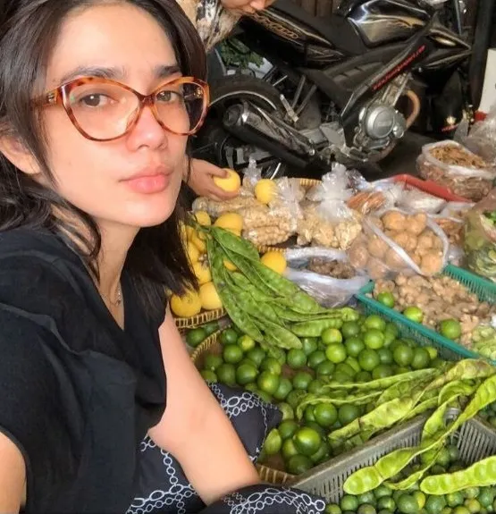 penyanyi pergi ke pasar © 2021 Instagram