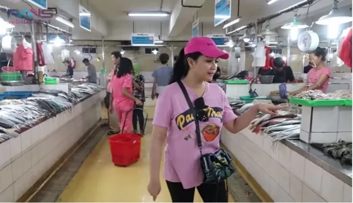 Nagita Slavina belanja di pasar © 2021 brilio.net Nagita Slavina belanja di pasar © 2021 brilio.net