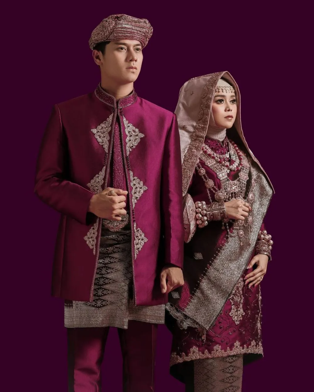 Lesty dan Rizky Billar pakai baju adat © 2021 brilio.net