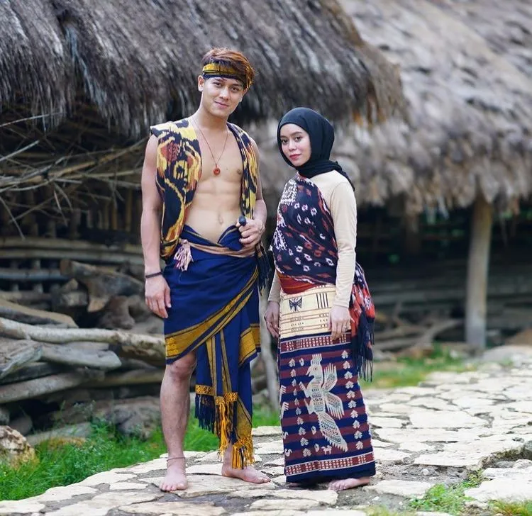 Lesty dan Rizky Billar pakai baju adat © 2021 brilio.net