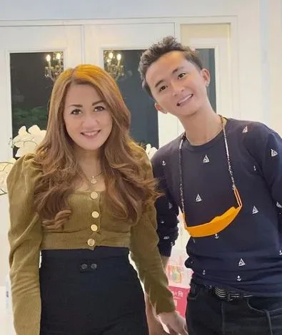 Transformasi gaya rambut Sensen © Instagram/@sesen_new Transformasi gaya rambut Sensen © Instagram/@sesen_new