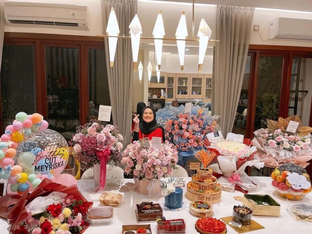 ultah Cut Meyriska ke-28 © 2021 brilio.net ultah Cut Meyriska ke-28 © 2021 brilio.net