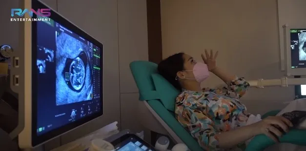 Momen Nagita Slavina cek USG 4D © YouTube Momen Nagita Slavina cek USG 4D © YouTube