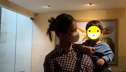 Momen liburan Paula setelah sembuh covid-19 © YouTube/Baim Paula