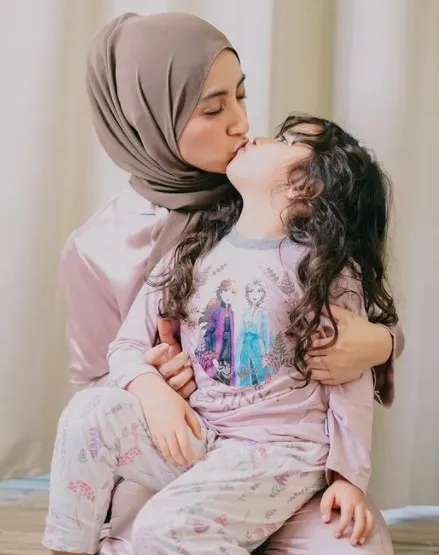 selebgram saat momong anak © berbagai sumber selebgram saat momong anak © berbagai sumber