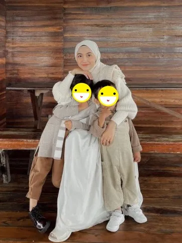 selebgram saat momong anak © berbagai sumber selebgram saat momong anak © berbagai sumber