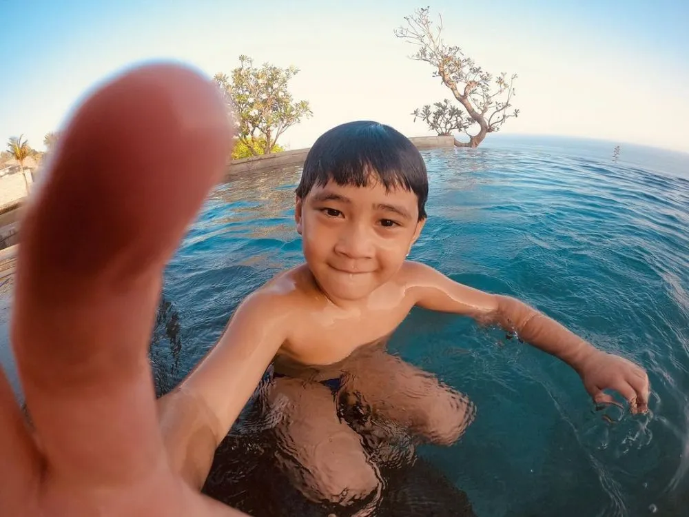 Rafathar foto sambil menyelam © 2021 brilio.net Rafathar foto sambil menyelam © 2021 brilio.net