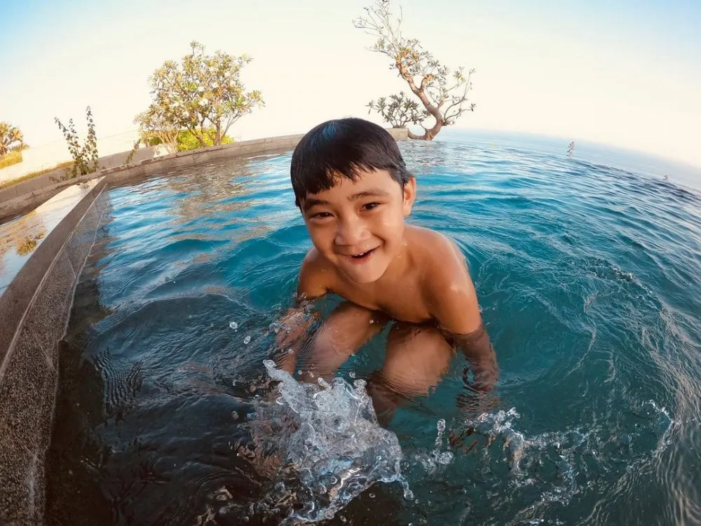 Rafathar foto sambil menyelam © 2021 brilio.net Rafathar foto sambil menyelam © 2021 brilio.net