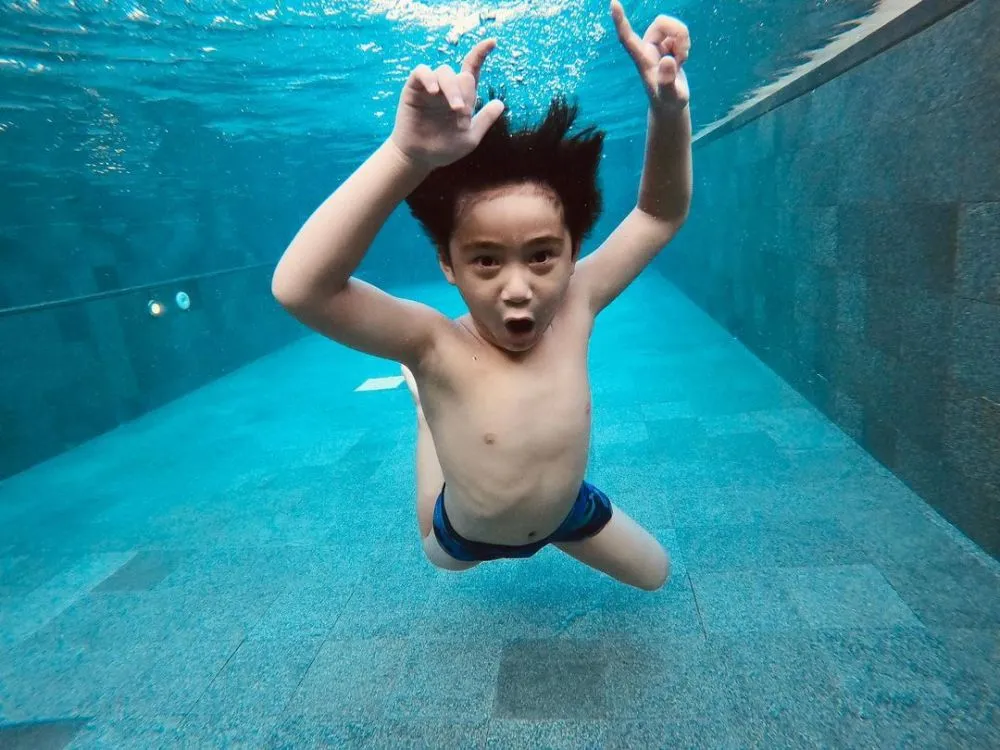 Rafathar foto sambil menyelam © 2021 brilio.net Rafathar foto sambil menyelam © 2021 brilio.net