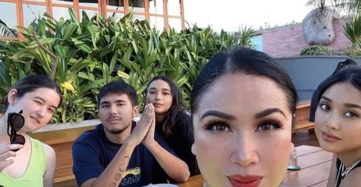 Momen liburan Titi DJ di Bali © Instagram/@ti2dj Momen liburan Titi DJ di Bali © Instagram/@ti2dj