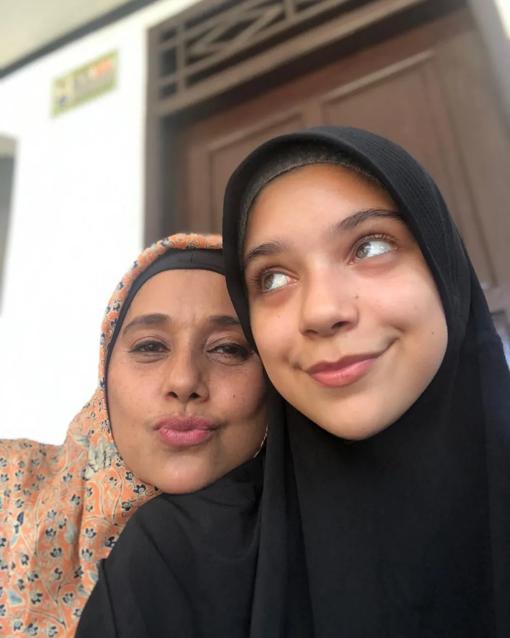 Ayu dan Isabel © Instagram