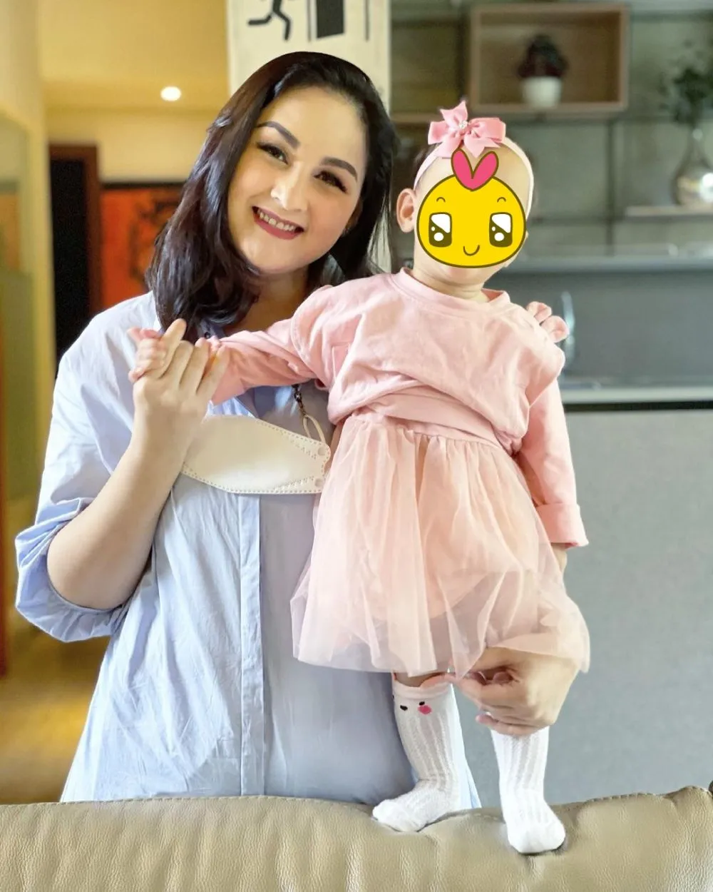 Potret Mona Ratuliu bermakeup tebal Instagram © 2021 brilio.net Potret Mona Ratuliu bermakeup tebal Instagram © 2021 brilio.net