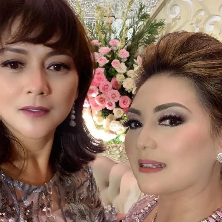 potret kebersamaan Moudy Wilhelmina & Nia Daniaty dari berbagai sumber