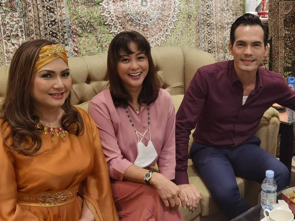 potret kebersamaan Moudy Wilhelmina & Nia Daniaty dari berbagai sumber