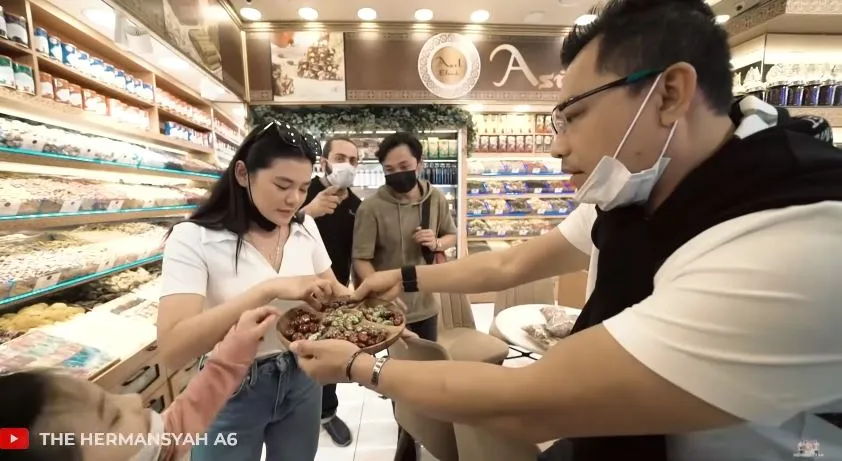 momen ashanty beri kejutan untuk asisten © YouTube