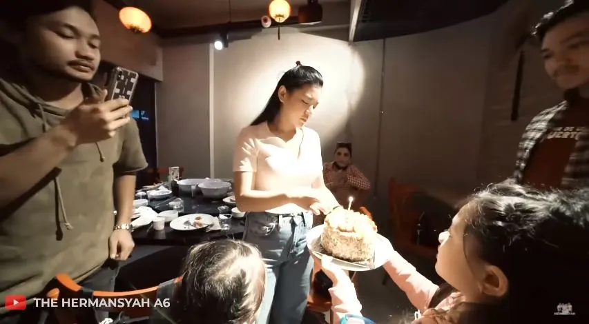 momen ashanty beri kejutan untuk asisten © YouTube