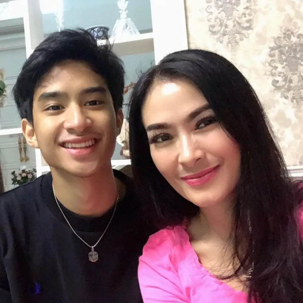 Momen 10 penyanyi dangdut momong anak © 2021 brilio.net Momen 10 penyanyi dangdut momong anak © 2021 brilio.net